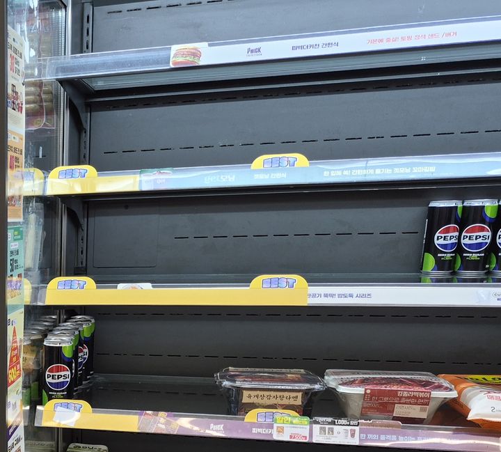 [서울=뉴시스] 중구 한 CU 편의점 매대(사진=독자 제공) *재판매 및 DB 금지 *재판매 및 DB 금지