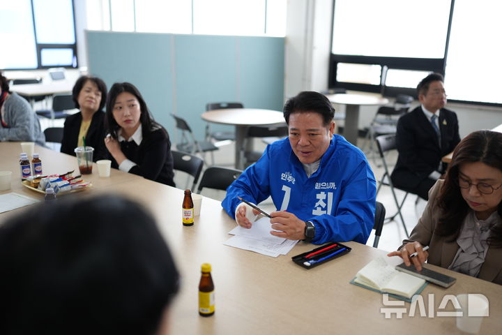[안양=뉴시스] 최대호 더불어민주당 안양시장 후보가 관내 학원 연합회 관계자들과 간담회를 열고 있다. (사진=선거 사무소 제공). 2026.04.21.photo@newsis.com