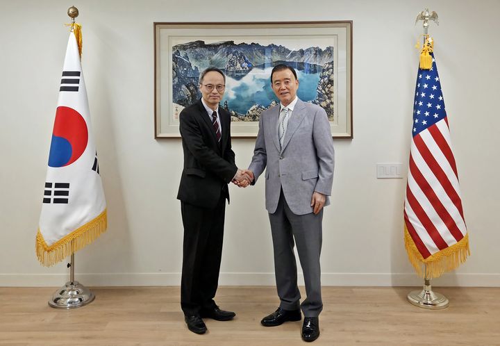 [세종=뉴시스]데모크라시 프렙차터 고등학교 방문 기념사진. (사진=한국농수산식품유통공사 제공) *재판매 및 DB 금지