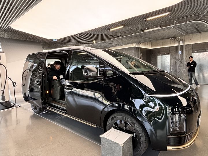 [서울=뉴시스] 신항섭 기자 = 현대차는 21일 서울 강남구 현대모터스튜디오 서울에서 '더 뉴 스타리아 일렉트릭', '더 뉴 스타리아 리무진'을 공개하는 시간을 가졌다. 2026.04.21. *재판매 및 DB 금지