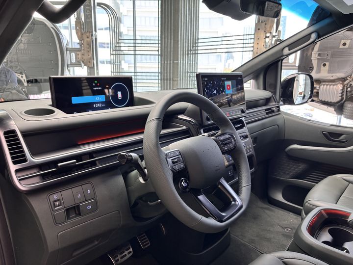 [서울=뉴시스] 신항섭 기자 = 현대차는 21일 서울 강남구 현대모터스튜디오 서울에서 '더 뉴 스타리아 일렉트릭', '더 뉴 스타리아 리무진'을 공개하는 시간을 가졌다. 사진은 더 뉴 스타리아 리무진의 운전석 모습. 2026.04.21. *재판매 및 DB 금지