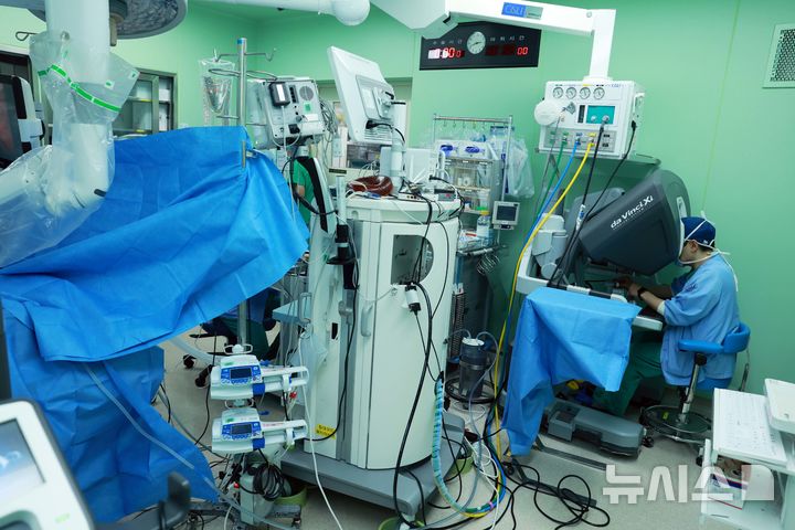 [서울=뉴시스] 함원식 세브란스병원 로봇내시경수술센터 소장이 로봇수술을 진행 중이다. (사진= 세브란스병원 제공)