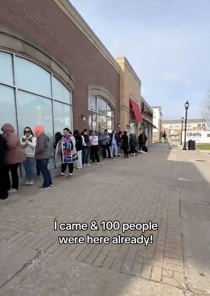 [서울=뉴시스] 니도를 사기 위해 매장 앞에 늘어선 대기 줄. (사진출처: 틱톡 @maridoll) 