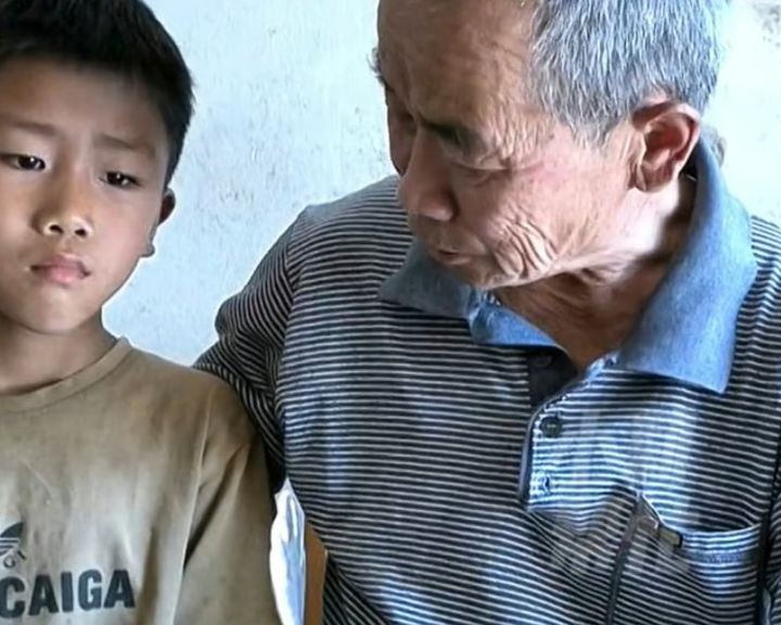 [서울=뉴시스] 중국의 한 시골 마을에서 73세 조부모를 위해 학교 급식으로 나온 고기를 챙겨오는 9세 소년의 사연이 전해져 감동을 주고 있다. (사진=웨이보) *재판매 및 DB 금지