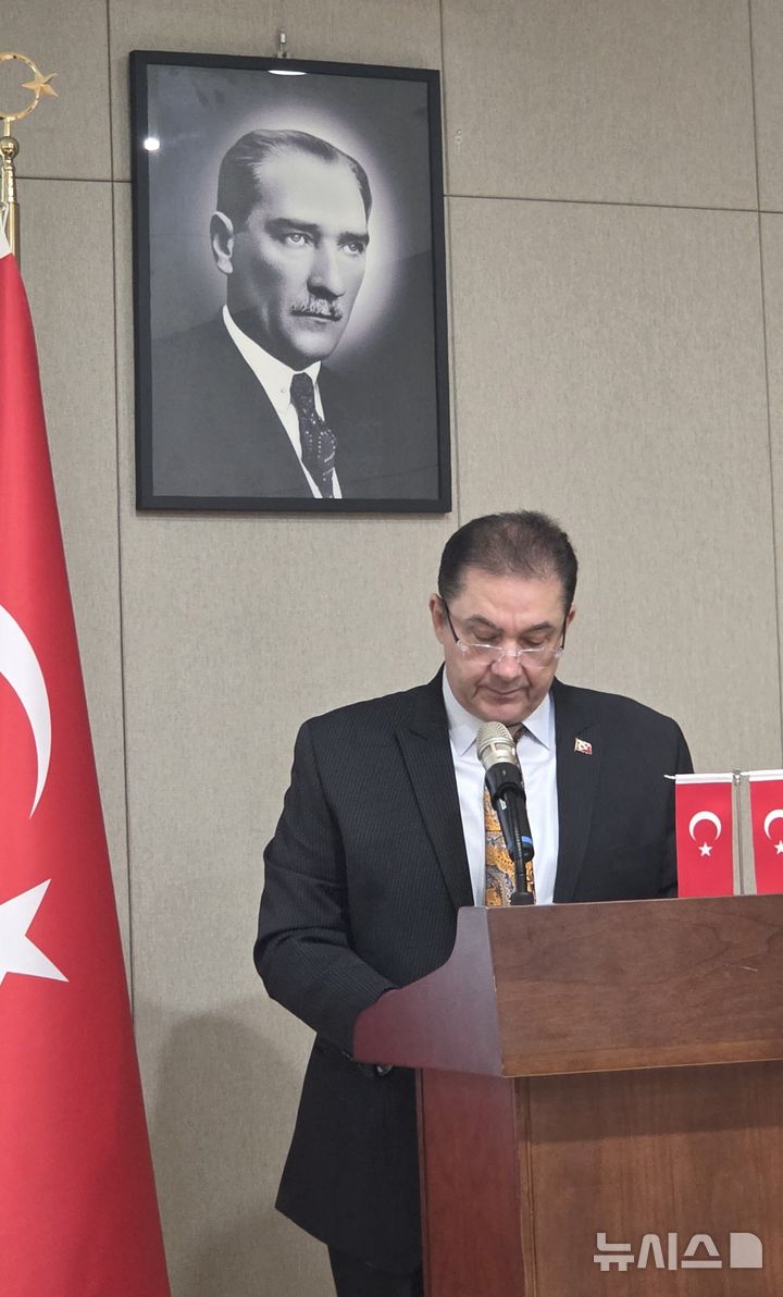 [서울=뉴시스]이재우 기자 = 살리 무랏 타메르 주한 튀르키예 대사가 21일 서울 중구 튀르키예 대사관에서 기자회견을 하고 있다. 2026.04.02 ironn108@newsis.com 