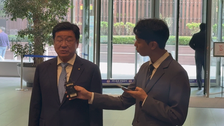 [서울=뉴시스] 박나리 기자 = 이찬희 위원장이 21일 울 서초구 삼성생명 서초사옥에서 열린 준감위 정례회의에 앞서 기자들의 질문에 답하고 있다. 2026.04.21. parknr@newsis.com *재판매 및 DB 금지