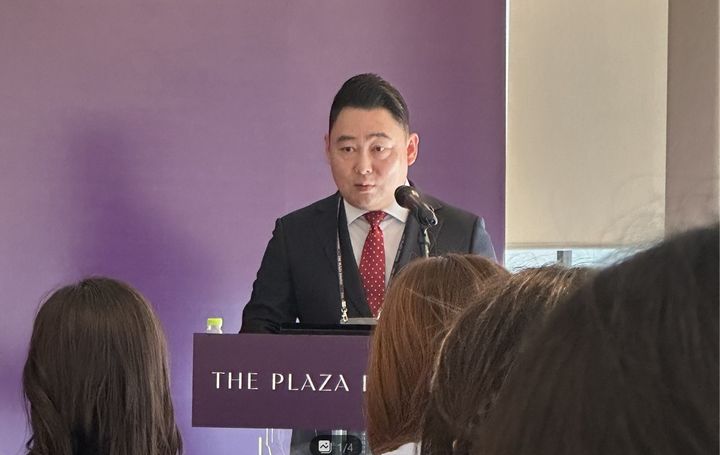 [서울=뉴시스] 이혜원 기자 = 21일 오전 서울 종로구 KT광화문빌딩 웨스트 15층에서 열린 '더 플라자 다이닝' 오픈 기념 기자간담회에서 조용기 한화푸드테크 대표이사가 발표하고 있다. *재판매 및 DB 금지