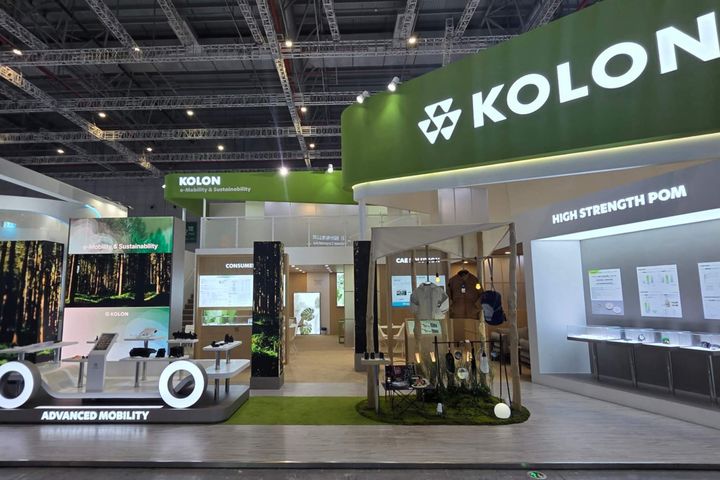 [서울=뉴시스] 중국 상하이에서 열리는 차이나 플라스 2026의 코오롱인더스트리 부스. (사진=코오롱인더스트리) 2026.04.21 photo@newsis.com *재판매 및 DB 금지 *재판매 및 DB 금지