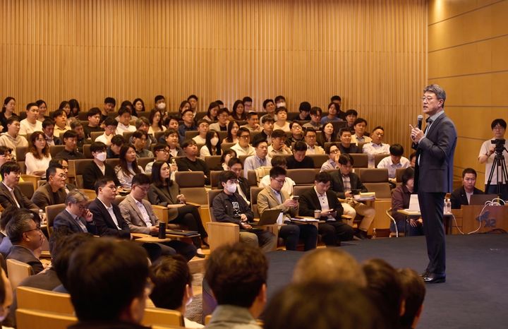 [서울=뉴시스] 정재헌 SK텔레콤 대표가 21일 서울 중구 을지로 본사에서 취임 6개월 타운홀 미팅을 진행하고 있다. (사진=SKT 뉴스룸) 2026.04.21. photo@newsis.com *재판매 및 DB 금지