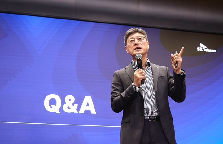 [서울=뉴시스] 정재헌 SK텔레콤 대표가 21일 서울 중구 을지로 본사에서 취임 6개월 타운홀 미팅을 진행하고 있다. (사진=SKT 뉴스룸) 2026.04.21. photo@newsis.com *재판매 및 DB 금지