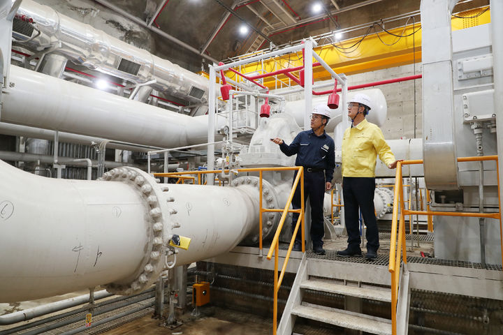 [세종=뉴시스] 한국석유공사는 21일 손주석 석유공사 사장이 거제 석유비축기지를 방문해 정유사 수급 안정 지원을 위한 비축 원유 유조선 출하 작업 현황을 직접 점검하고, 비상시 비축유 입출하 대비 태세를 확인했다고 밝혔다. (사진=석유공사 제공) 2026.04.21. photo@newsis.com *재판매 및 DB 금지