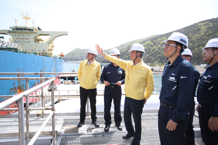 [세종=뉴시스] 한국석유공사는 21일 손주석 석유공사 사장이 거제 석유비축기지를 방문해 정유사 수급 안정 지원을 위한 비축 원유 유조선 출하 작업 현황을 직접 점검하고, 비상시 비축유 입출하 대비 태세를 확인했다고 밝혔다. (사진=석유공사 제공) 2026.04.21. photo@newsis.com *재판매 및 DB 금지