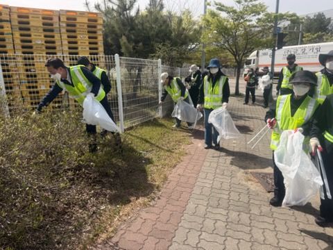 [서울=뉴시스] 인천공항운영서비스는 21일 인천공항 물류단지 일대에서 환경정화 활동을 실시했다고 밝혔다. 2026.04.21. (사진=인천공항운영서비스 제공) photo@newsis.com *재판매 및 DB 금지
