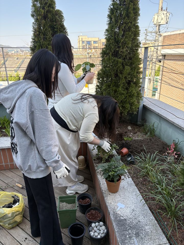 [여주=뉴시스] 여주시 청소년 휴카페 식집사(식물+집사) 이벤트(사진=여주시 제공) 2026. 04. 21. photo@newsis.com *재판매 및 DB 금지