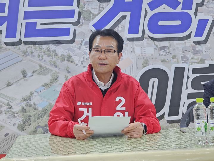 [거창=뉴시스] 서희원 기자= 이홍기 국민의힘 거창군수 예비후보자가 21일 선거사무소에서 국민의힘 경남도당 공천관리위원회의 부당함을 규탄하는 기자회견을 가졌다. 2026. 04. 21. shw1881@newsis.com *재판매 및 DB 금지