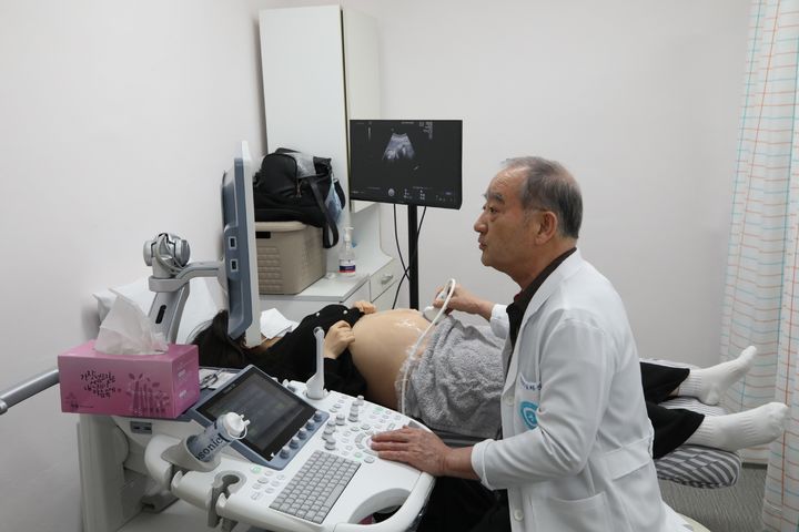 [무주=뉴시스] 최정규 기자 = 무주군보건의료원에서 산부인과 진료를 보고 있는 조성남 우리들사랑요양병원장.(사진=무주군 제공) *재판매 및 DB 금지