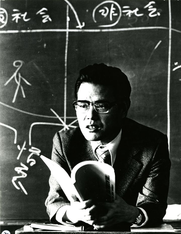 [서울=뉴시스] 1970년대 이화여대에서 강의하는 이어령 교수의 모습. (사진=영인문학관 제공) 2026.04.21. photo@newsis.com *재판매 및 DB 금지