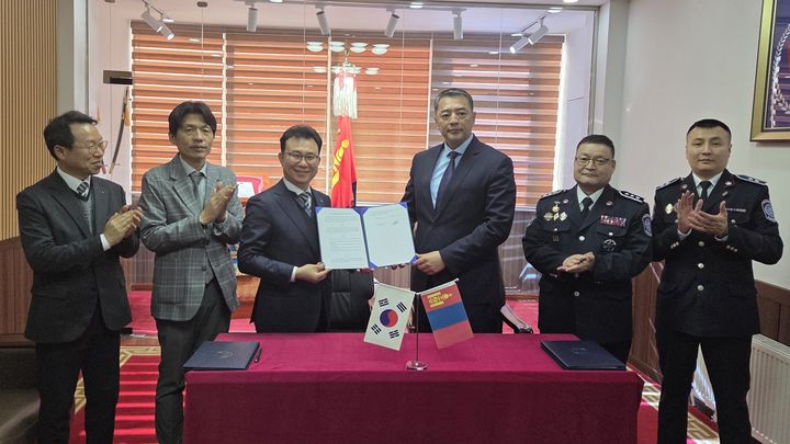[원주=뉴시스] 도로교통공단과 몽골 국가과학수사청 관계자들이 교통사고 조사 디지털 전환 협력 업무협약 체결 후 기념촬영을 하고 있다. (사진=한국도로교통공단 제공) 2026.04.21. photo@newsis.com *재판매 및 DB 금지