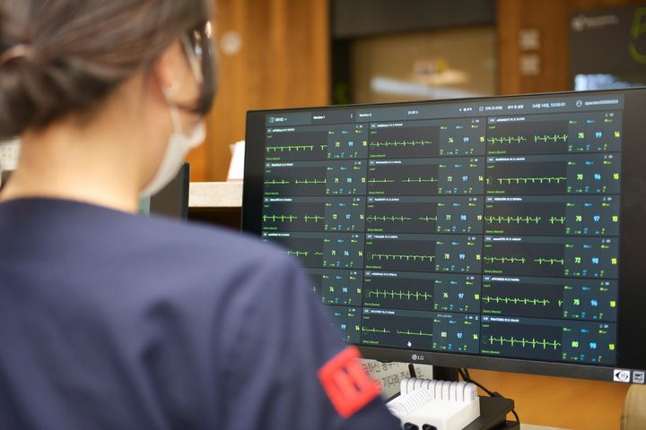 [서울=뉴시스] 휴이노는 유한양행과 함께 에이치플러스 양지병원에 스마트 AI 텔레메트리 솔루션 '메모 큐(MEMO Cue)'를 공급하며 첫 상용화에 나섰다고 21일 밝혔다. (사진=휴이노 제공) 2026.04.21. photo@newsis.com *재판매 및 DB 금지