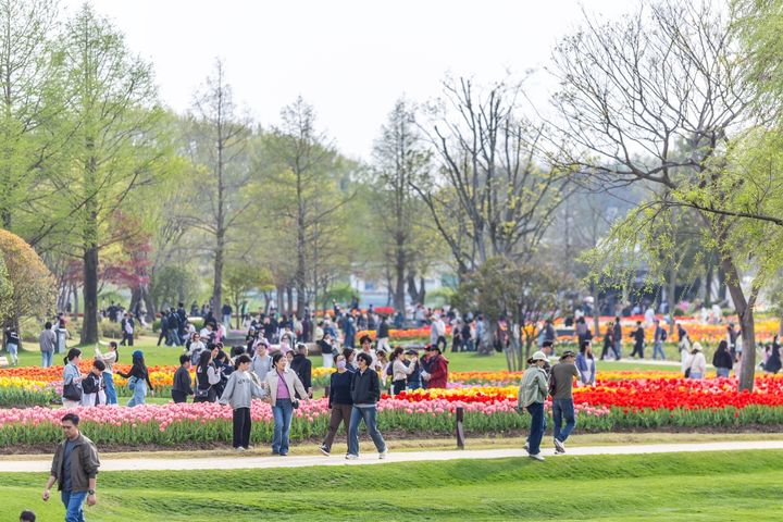 [순천=뉴시스] 봄철 순천만국가정원을 찾은 관람객들. (사진=순천시 제공) 2026.04.21. photo@newsis.com *재판매 및 DB 금지