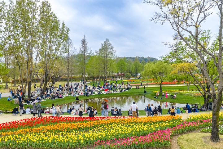 [순천=뉴시스] 순천만국가정원을 찾은 관람객들이 노을정원에서 열린 공연을 감상하고 있다. (사진=순천시 제공) 2026.04.21. photo@newsis.com *재판매 및 DB 금지