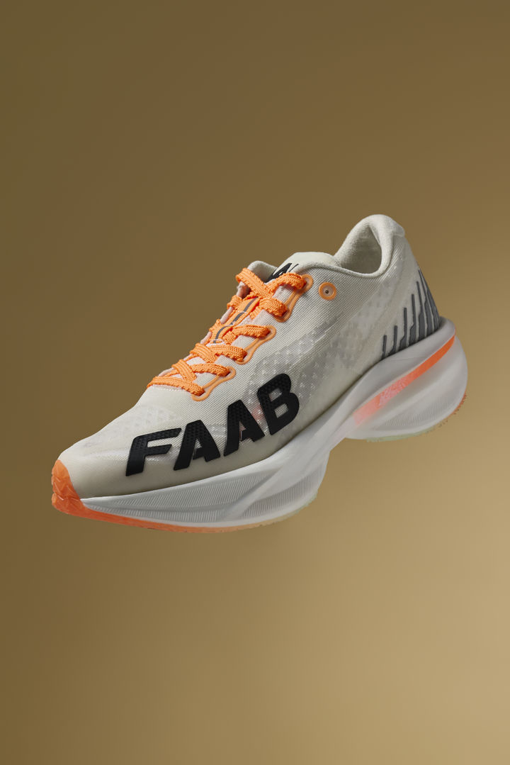 러닝화 전문 브랜드 파브(FAAB)코리아(대표 김준형)가 안정성과 내구성을 갖춘 고기능 카본러닝화 '카본 내비(CARBON-NAVI)'를 개발해 출시한다고 21일 밝혔다. *재판매 및 DB 금지