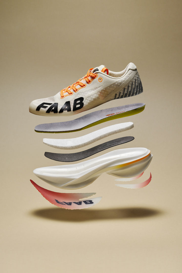 러닝화 전문 브랜드 파브(FAAB)코리아(대표 김준형)가 안정성과 내구성을 갖춘 고기능 카본러닝화 '카본 내비(CARBON-NAVI)'를 개발해 출시한다고 21일 밝혔다. *재판매 및 DB 금지