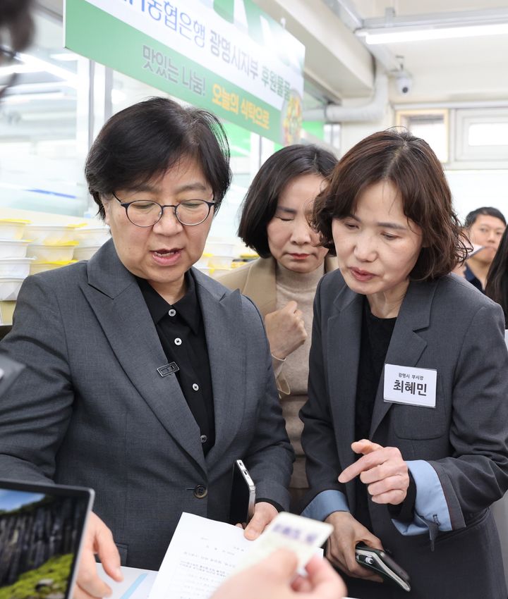 [광명=뉴시스] 최혜민 경기 광명시장 권한대행(왼쪽 두번째)이 21일 '그냥드림'을 운영하고 있는 광명푸드뱅크마켓센터를 찾은 정은경 보건복지부장관에게 이용자 관리 체계에 대해 설명하고 있다. (사진=광명시 제공) 2026.04.21. photo@newsis.com *재판매 및 DB 금지