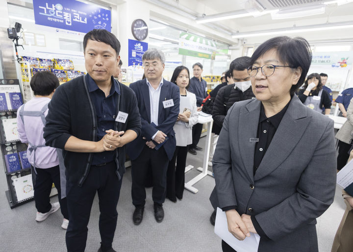 [서울=뉴시스] 정은경 보건복지부 장관이 21일 오후 경기 광명 그냥드림 코너를 방문한 모습 (사진=보건복지부 제공) 2026.04.21. photo@newsis.com *재판매 및 DB 금지
