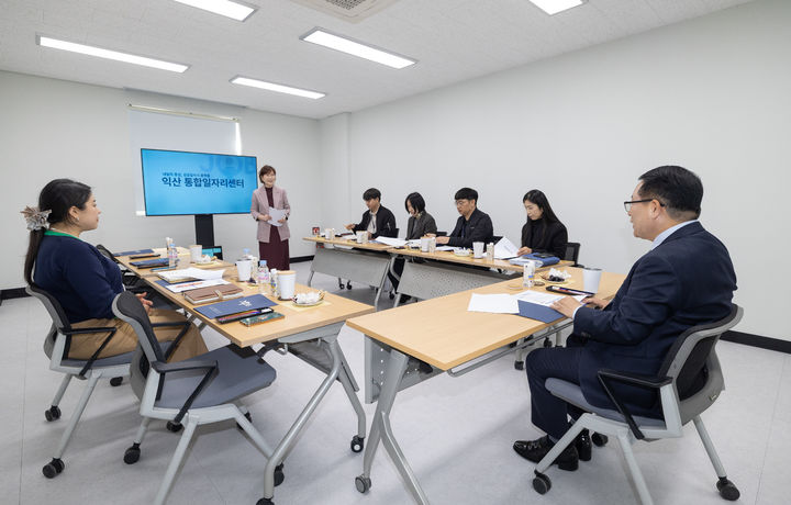 [익산=뉴시스] 통합일자리센터 찾아 정책 점검하는 정헌율 전북 익산시장. (사진=익산시 제공) 2026.04.21. photo@newsis.com *재판매 및 DB 금지