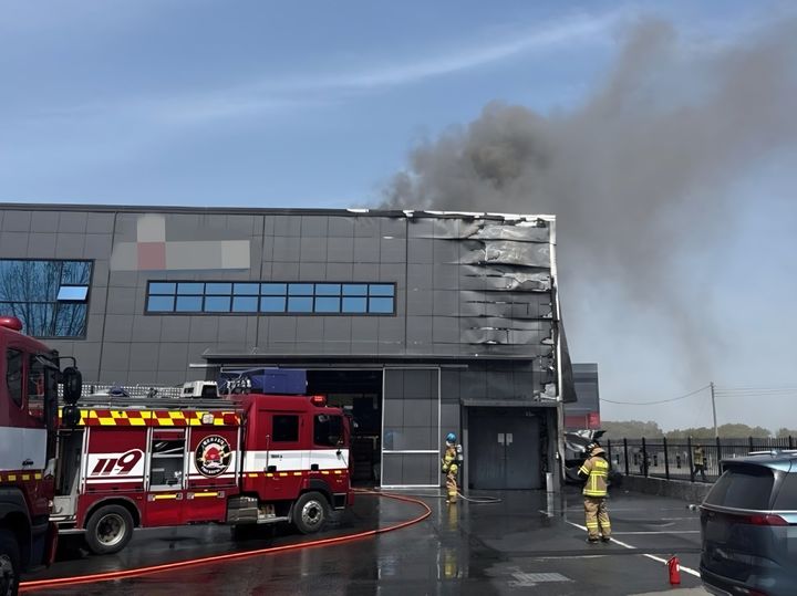 [김포=뉴시스] 김포시 통진읍 서암리 공장 화재 현장. (사진=김포소방서 제공) 2026.04.21. photo@newsis.com *재판매 및 DB 금지