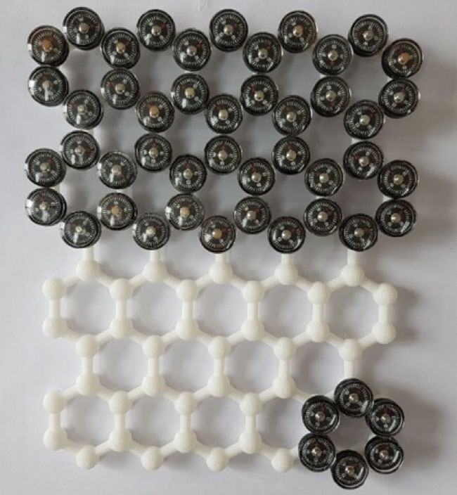 2차원 자성 반데르발스 연구 분야의 정체성과 학문적 도약을 한눈에 보여주는 개념도. 전체적인 이미지는 3D 프린팅으로 정교하게 제작된 구조물 형상을 띠고 있으며, 대표적인 2차원 물질인 '그래핀(Graphene)'과 유사한 벌집 모양(Honeycomb)의 2차원 골격을 바탕으로 하고 있다. (사진=과기정통부 제공) *재판매 및 DB 금지