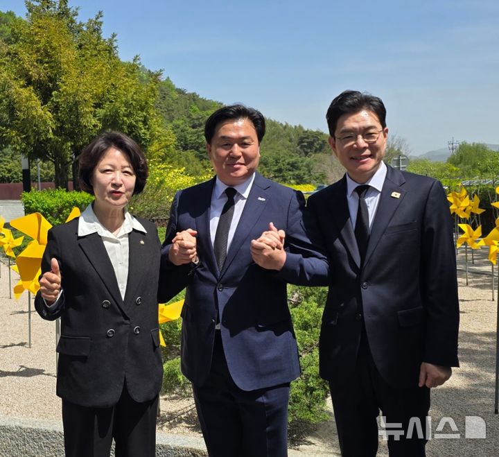 [시흥=뉴시스]추미애(사진 왼쪽)·임병택(사진 가운데)·정원오(사진 오른쪽) 등 수도권 광역 및 기초 단체장 후보들이 고 노무현 대통령 묘소에 참배한 후 기념 촬영을 하고 있다. (사진=임병택 선거 사무소 제공).2026. 04. 21. photo@newsis.com