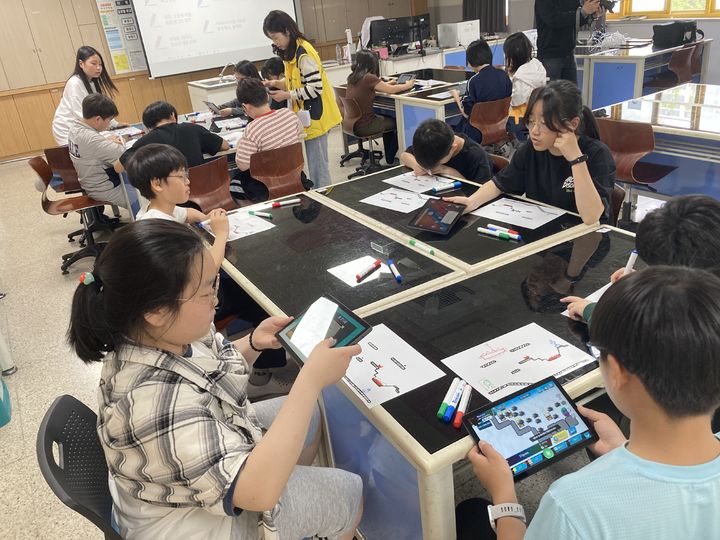 [용인=뉴시스] 코딩을 이용한 프로그램을 체험하는 학생들(사진=정평초 제공) 2026. 04. 21. photo@newsis.com *재판매 및 DB 금지