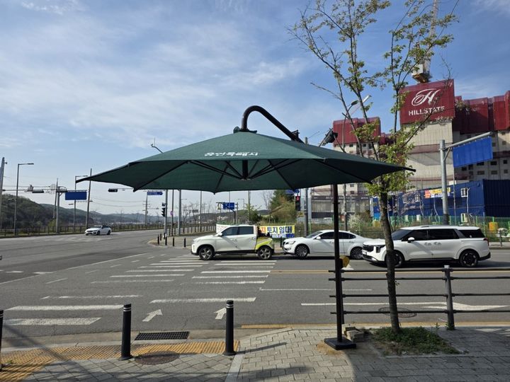 [용인=뉴시스] 용인시 처인구가 시민 안전을 위해 설치한 그늘막(사진=용인시 제공) *재판매 및 DB 금지