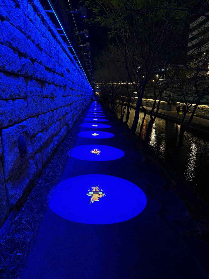 [서울=뉴시스] 방탄소년단 더 시티 청계천. (사진 = 빅히트 뮤직 제공) 2026.04.21 photo@newsis.com *재판매 및 DB 금지