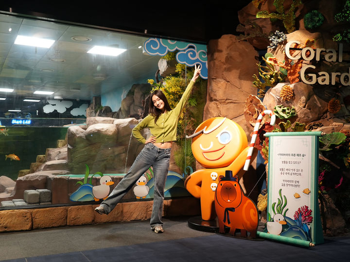 ‘쿠키런 in 롯데월드 아쿠아리움: 바다모험전’의 ‘푸른 해초숲’ 앞에서 관람객이 사진 촬영을 하고 있다. (사진=롯데월드) *재판매 및 DB 금지