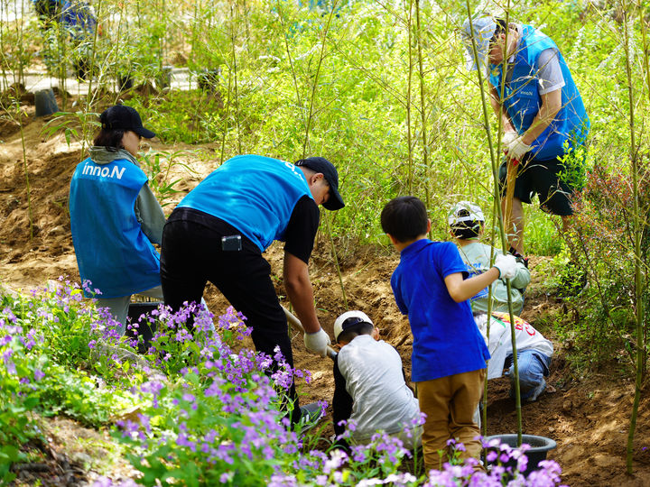[서울=뉴시스] HK이노엔은 지난 18일 경기도 과천시 서울대공원에서 생물다양성 보전을 위한 임직원 참여형 프로그램 '레서판다 먹이숲 조성 활동'을 진행했다고 21일 밝혔다. (사진=HK이노엔 제공) 2026.4.21. photo@newsis.com *재판매 및 DB 금지