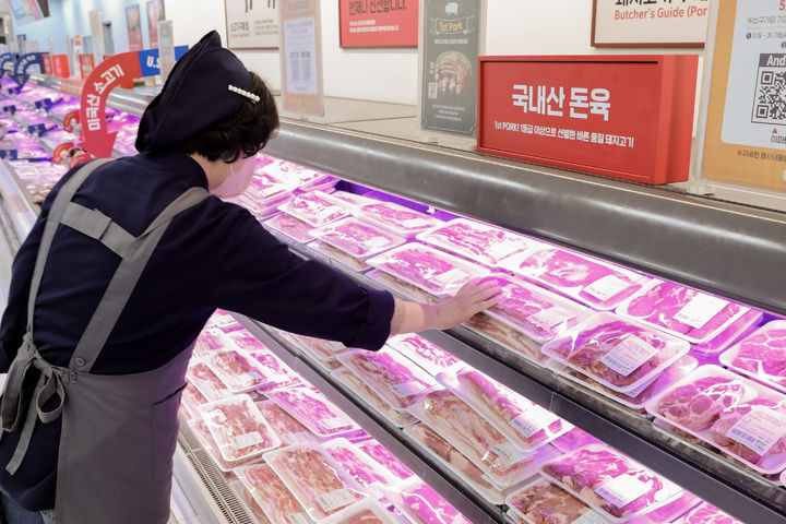 [서울=뉴시스] 이마트가 본격적인 봄 나들이 시즌을 맞아 23일부터 29일까지 '바비큐 파티' 할인 행사를 진행한다고 22일 밝혔다.(사진=이마트 제공) *재판매 및 DB 금지 *재판매 및 DB 금지