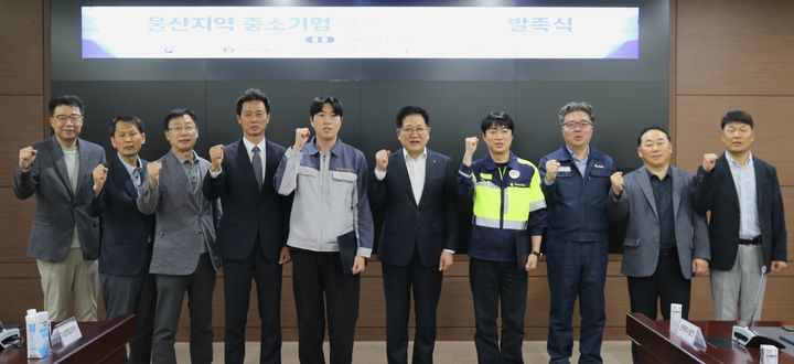 [울산=뉴시스] 21일 오후 중구 한국동서발전 본사에서 울산 지역 중소기업 화학안전 멘토링 발족식에 참여한 민관산학의 화학 안전 유관기관 임직원들이 기념사진을 촬영하고 있다. 왼쪽부터 오석영 울산녹색환경지원센터장, 홍지환 한국환경공단 처장, 김익현 울산대학교 RISE 사업단장, 신석효 낙동강유역환경청장 직무대리, 멘티사 대표 KS케미컬, 권명호 한국동서발전 사장, 이종협 S-OIL HSSE부문장, 성남준 고려아연 부사장, 김종만 울산환경기술인협회장. (사진=한국동서발전 제공) 2026.04.21. photo@newsis.com *재판매 및 DB 금지