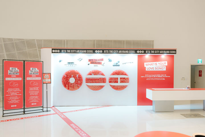 [서울=뉴시스] 방탄소년단 더 시티 아미 마당. (사진 = 빅히트 뮤직 제공) 2026.04.21 photo@newsis.com *재판매 및 DB 금지