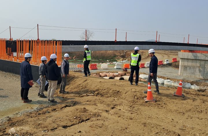 [하남=뉴시스] 한강유역환경청과 국토안전관리원이 경기 평택시에 위치한 대반천, 도대천 하천정비사업 현장에서 합동 안전점검을 진행하고 있다. (사진=한강유역환경청 제공) 2026.04.21. photo@newsis.com *재판매 및 DB 금지
