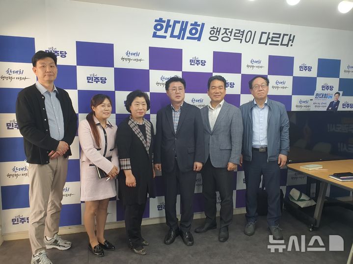[군포=뉴시스] 더불어민주당 한대희 경기 군포시장후보(왼쪽 네번째)가 간담회를 마친 후 참석자들과 기념 촬영을 하고 있다. (사진=한 부보 측 제공) 2026. 04.21. photo@newsis.com