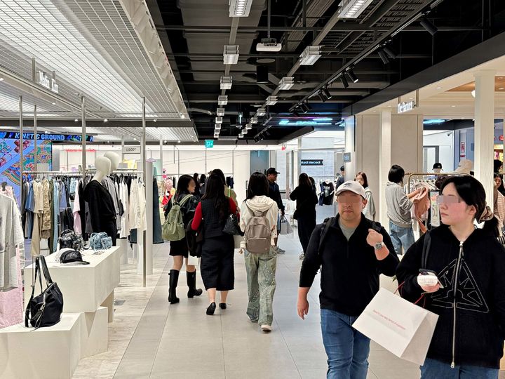 [서울=뉴시스] 서울시 중구 소공동에 위치한 롯데백화점 본점 9층 키네틱그라운드 내 외국인 고객들의 모습 (사진=롯데백화점 제공) 2026.04.22. photo@newsis.com *재판매 및 DB 금지