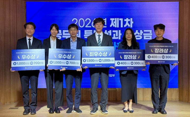 [서울=뉴시스]왼쪽부터 김건영 사무관, 김지연 주무관, 전상용 사무관, 차상훈 사무관, 최정민 사무관, 박준형 사무관.(사진=중소벤처기업부 제공) 2026.04.21. photo@newsis.com *재판매 및 DB 금지