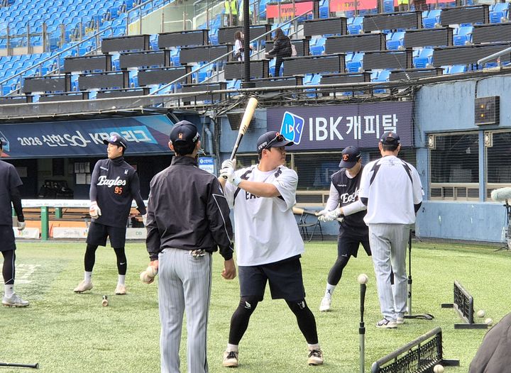 [서울=뉴시스] 문채현 기자 = 프로야구 한화 이글스의 노시환이 21일 서울 잠실구장에서 열리는 2026 신한 쏠 KBO리그 LG 트윈스와의 경기에 앞서 타격 훈련을 하고 있다. 2026.04.21. dal@newsis.com *재판매 및 DB 금지