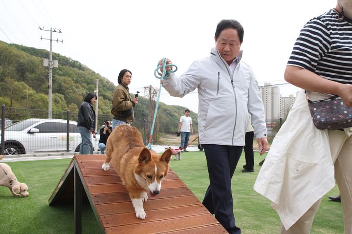 [남양주=뉴시스] 경기 남양주 진접 반려견놀이터 개장식. (사진=남양주시 제공) 2026.04.21. photo@newsis.com *재판매 및 DB 금지