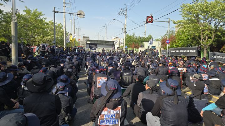 [진주=뉴시스] 정경규 기자 = 화물연대는 21일 진주시 정촌면 CU 진주물류센터 앞에서 조합원 사망사건 관련해 결의대회를 열고있다. 2026.04.21. jkgyu@newsis.com *재판매 및 DB 금지