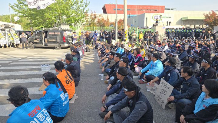 [진주=뉴시스] 정경규 기자 = 화물연대는 21일 진주시 정촌면 CU 진주물류센터 앞에서 조합원 사망사건 관련해 결의대회를 열고있다. 2026.04.21. jkgyu@newsis.com *재판매 및 DB 금지