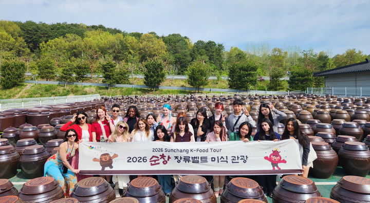 [순창=뉴시스] 전남 순창군의 '장류벨트 미식관광' 프로그램에 참여한 외국인 참가자들이 순창고추장 등 장독들을 배경으로 사진을 찍고 있다. (사진=순창군 제공) 2026.04.21. photo@newsis.com&nbsp; *재판매 및 DB 금지